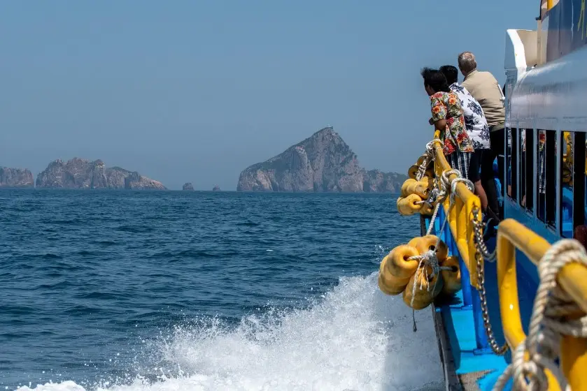 Как отменить тур и вернуть за него деньги — люди на борту катера, море и острова на горизонте