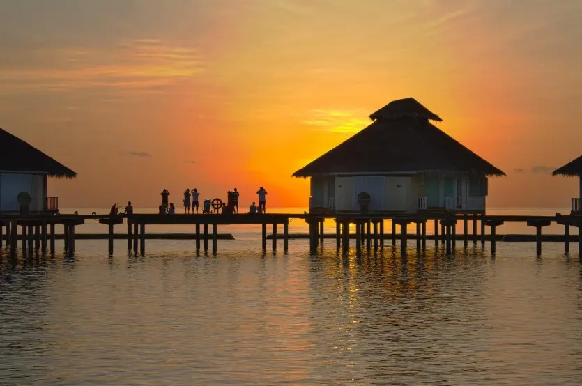 Как поймать выгодный тур без нервов за 7 дней — закат над морем и бунгало на воде, спокойный отдых без суеты