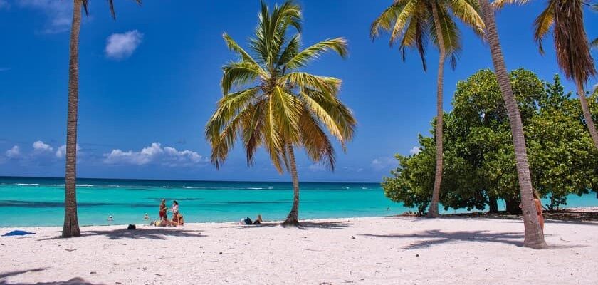Как понять, что тур действительно выгодный, а не рекламный ход — пляж с пальмами и бирюзовым морем