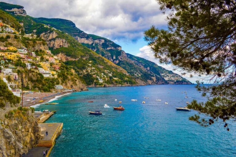 Как проверить надёжность туроператора — морская бухта и прибрежный курорт с лодками