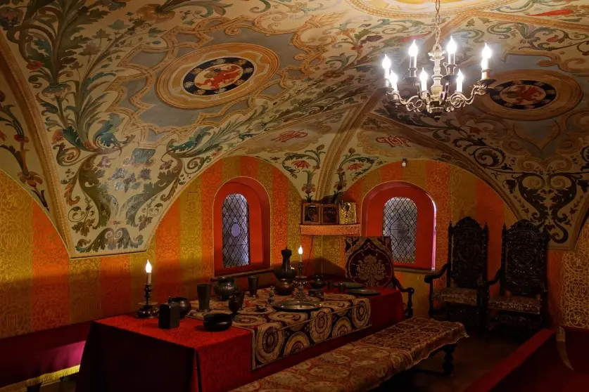 Как сэкономить на музеях и экскурсиях: интерьер старинных палат с росписью на сводах и освещением люстры