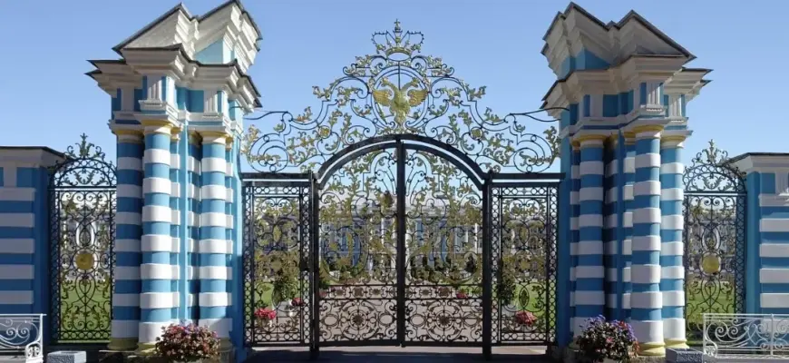 Как спланировать идеальную экскурсию — декоративные ворота и парадный вход в архитектурный комплекс