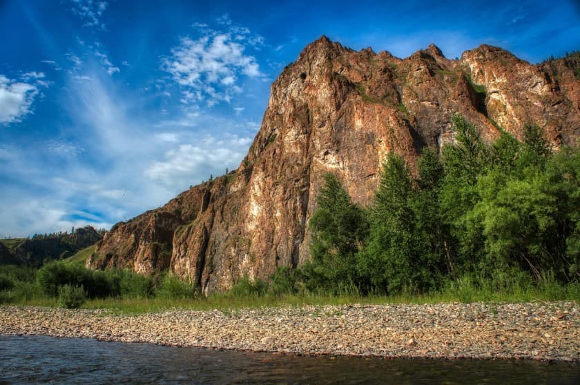 Как спланировать идеальную экскурсию — скалистые горы у реки и зелёный лес под ярким небом