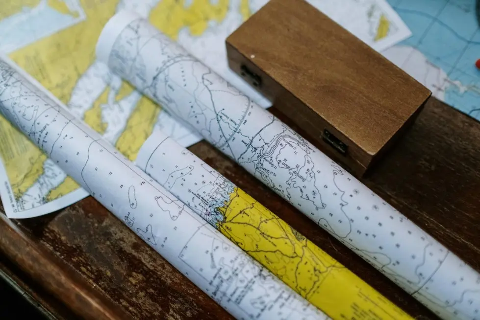 Как выбрать гида — карты и планы маршрута на столе, подготовка к экскурсии и путешествию