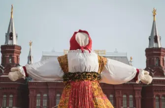 Как выбрать идеальные экскурсии летом 2026 в Москве — девушка в русском народном костюме на фоне Красной площади и кремлёвских башен