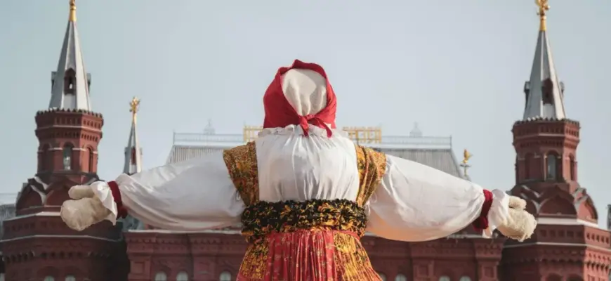 Как выбрать идеальные экскурсии летом 2026 в Москве — девушка в русском народном костюме на фоне Красной площади и кремлёвских башен