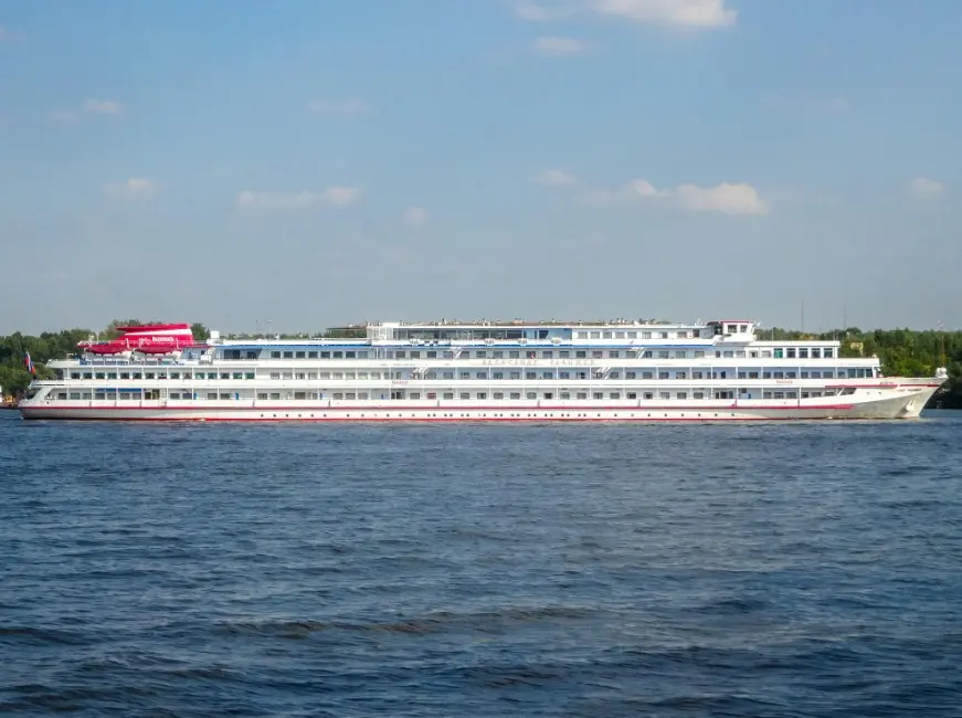 Как выбрать идеальные экскурсии летом 2026 в Москве — речной круиз на теплоходе по Москве-реке в ясный день