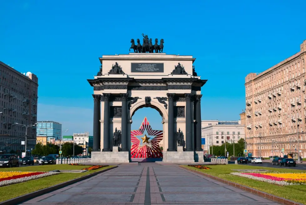 Как выбрать идеальные экскурсии летом 2026 в Москве — Триумфальная арка на Кутузовском проспекте в солнечный день