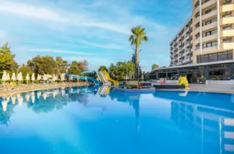 Как выбрать отель при покупке тура — курортный отель с бассейном, пальмами и зоной отдыха у воды.