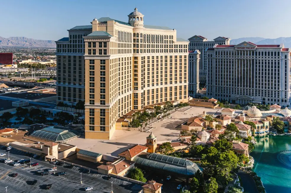 Как выбрать отель при покупке тура — крупный гостиничный комплекс с видом на город, территорией и бассейном рядом.