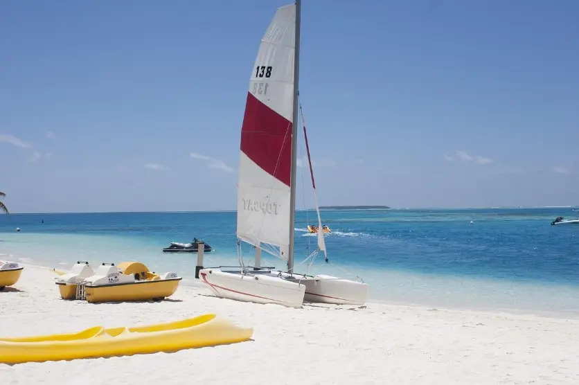 Как выбрать тур с удобным временем вылета — белый пляж и море, парусный катамаран и водные развлечения