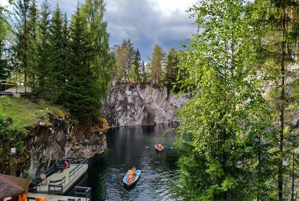 Какие экскурсии выбрать летом в высокий сезон — прогулка на лодках по озеру в мраморном каньоне