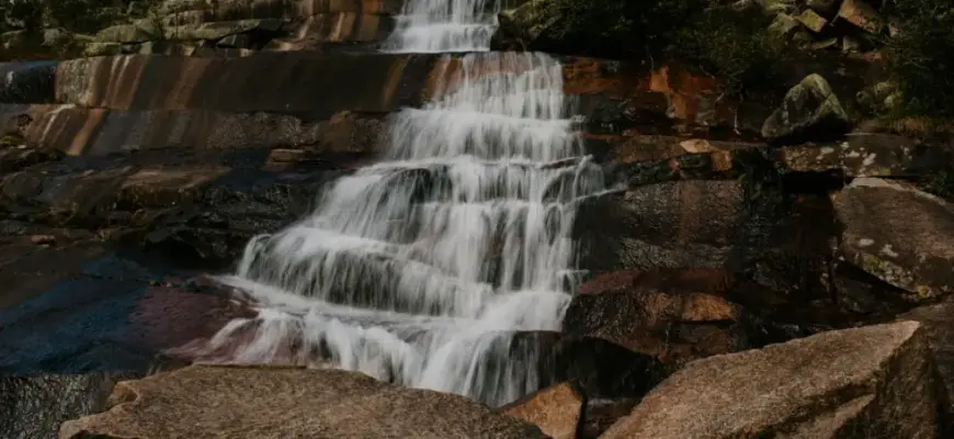 Какие экскурсии выбрать летом в высокий сезон — водопад в скалах как идея для маршрута