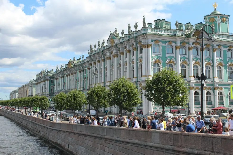 Корпоративные экскурсии: Эрмитаж и Дворцовая набережная в Санкт-Петербурге, толпа туристов у воды