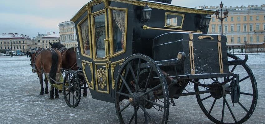 Куда съездить зимой на экскурсию: прогулка на лошадях в санях по заснеженной дороге