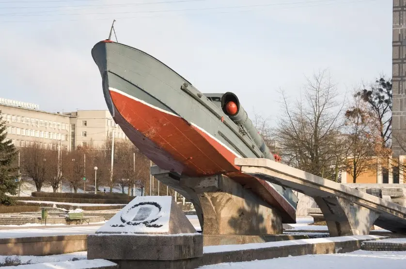 Куда съездить зимой на экскурсию: памятник подводной лодке в Калининграде на фоне зимнего города