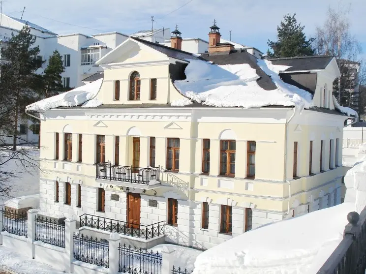 Зимняя экскурсия по России: старинная усадьба под снегом в Ярославле, белоснежные фасады и уютная атмосфера города