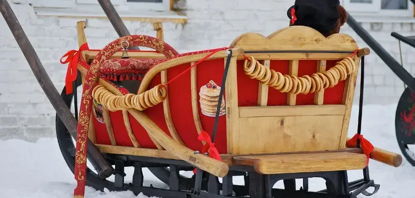 Лучшие экскурсии на выходные — зимняя прогулка на санях с яркой упряжью в городе