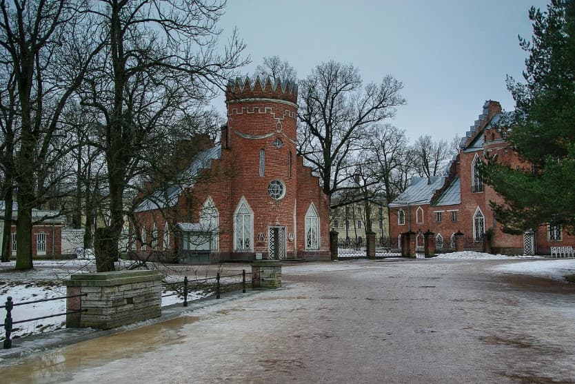 Лучшие экскурсии на выходные — краснокирпичный исторический комплекс с башней и двором зимой, среди голых деревьев