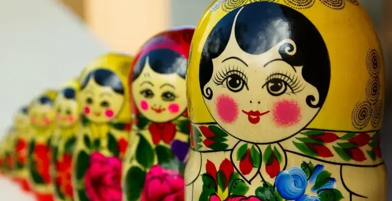 Лучшие экскурсии осенью по России для всей семьи — матрёшки как символ русских традиций