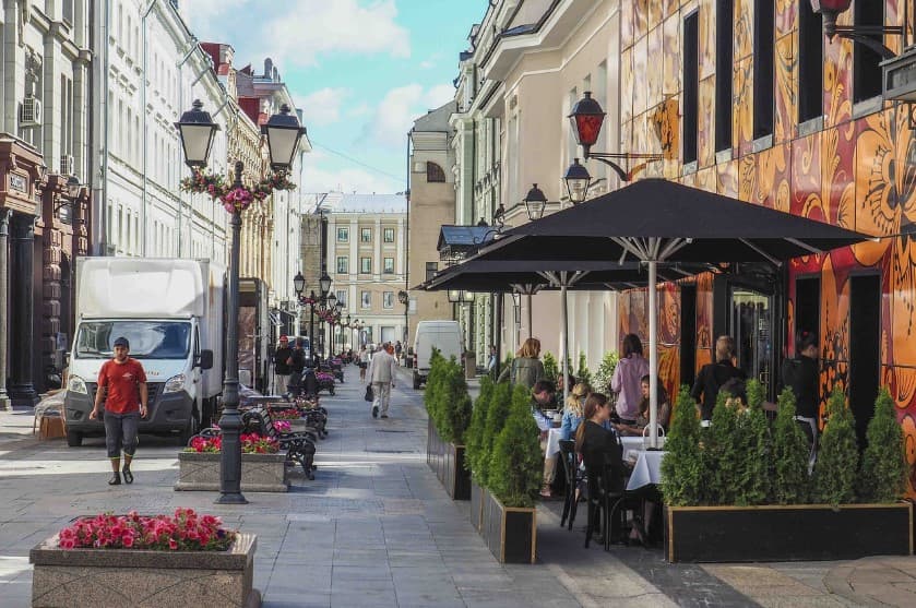Лучшие комбо-экскурсии: как составить план на день — прогулочная улица с кафе и террасой в центре города