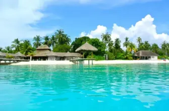 Лучшие месяцы для выгодного тура: когда лучше планировать отпуск — лагуна с бирюзовой водой и тропический курорт на берегу