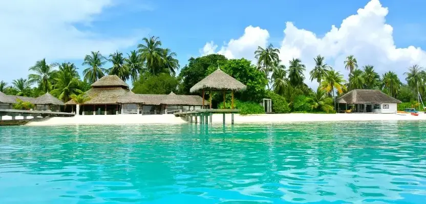 Лучшие месяцы для выгодного тура: когда лучше планировать отпуск — лагуна с бирюзовой водой и тропический курорт на берегу