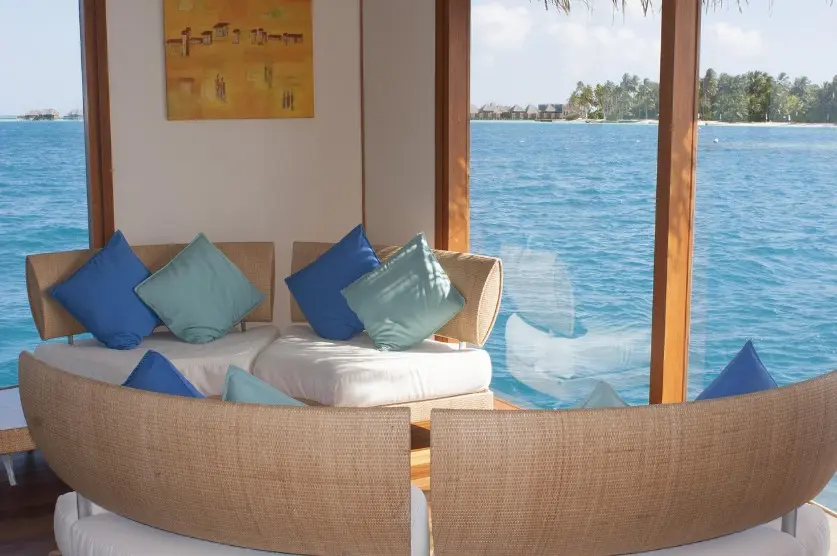 Лучшие месяцы для выгодного тура: когда лучше планировать отпуск — уютная зона отдыха с видом на море и острова