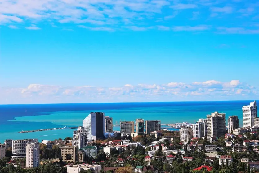 Сочи с высоты — одно из направлений, куда лучше ехать в несезон