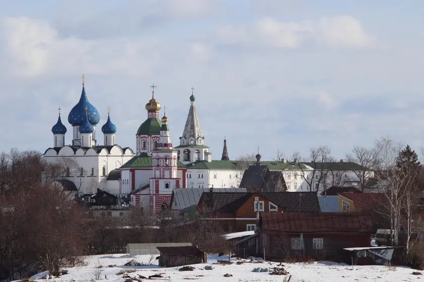 Суздаль зимой — одно из направлений, куда лучше ехать в несезон для спокойного отдыха и экскурсий без толп