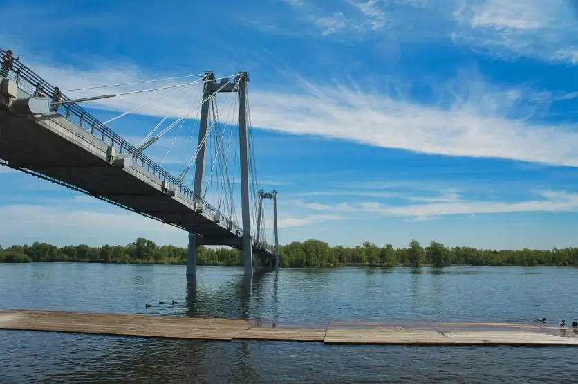 Необычные экскурсии по России: без музеев, больше впечатлений — подвесной мост над широкой рекой и набережная под голубым небом