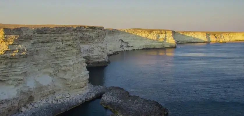 Незабываемые виды экскурсий на природе — скалистый берег и море на закате