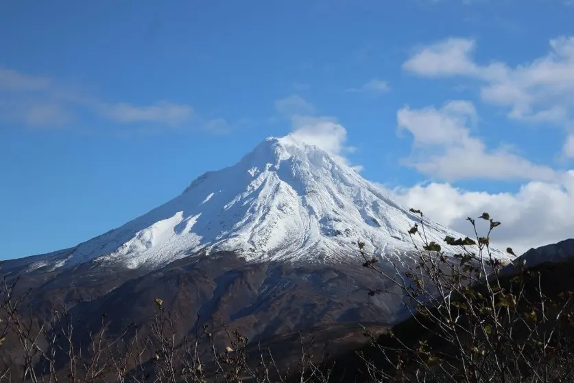 Незабываемые виды экскурсий на природе — заснеженная вершина горы на фоне голубого неба