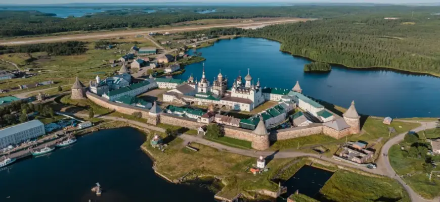 Нужно ли заранее бронировать экскурсию: вид с высоты на монастырь на острове и озеро