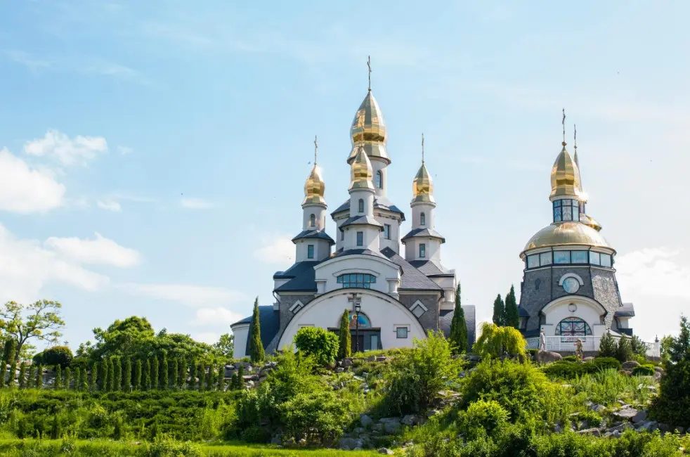 Нужно ли заранее бронировать экскурсию: храм с золотыми куполами на зелёном холме