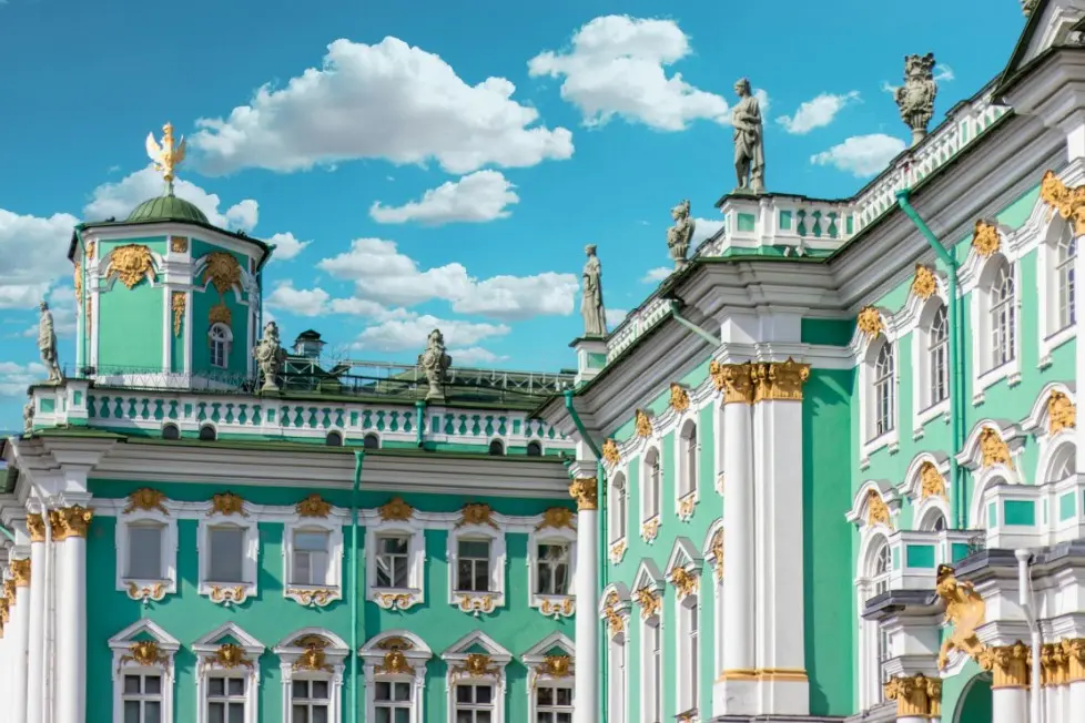 Описание экскурсии: как понять, что программа вам подходит — фасад Зимнего дворца (Эрмитаж) на фоне голубого неба