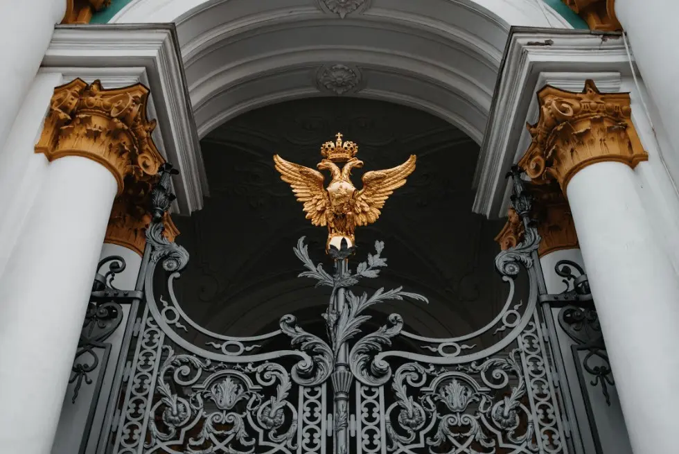 Описание экскурсии: как понять, что программа вам подходит — кованые ворота и золотой двуглавый орёл под аркой между колоннами