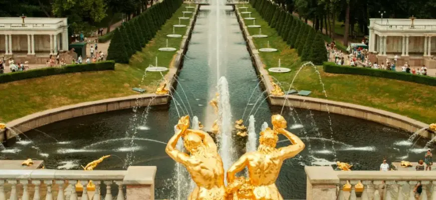 Описание экскурсии: как понять, что программа вам подходит — вид на парк, канал и фонтан с золотой скульптурой