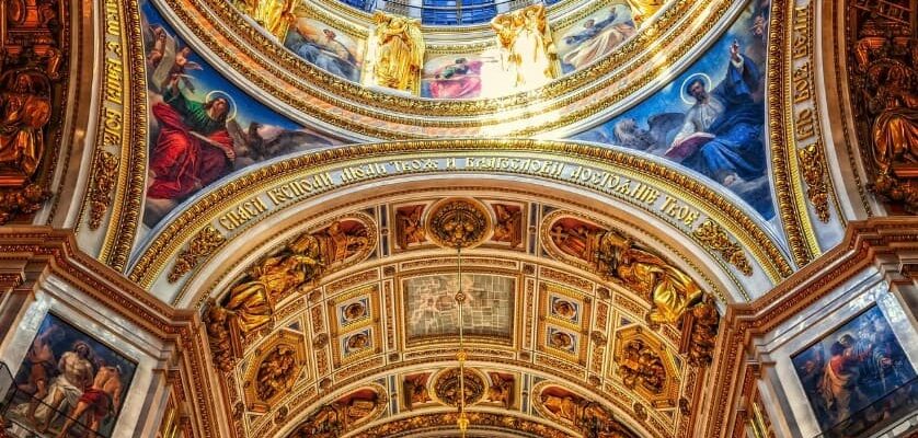 Ошибки при выборе экскурсии — интерьер храма с росписью и золотым декором