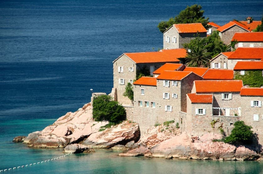 Отдых с ребенком до года: тихий морской курорт с прогулками у воды