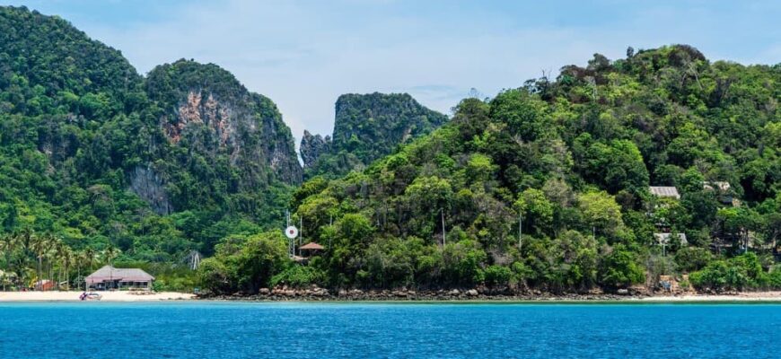 Питание на регулярных и чартерных рейсах — лодки у зелёных скал и море