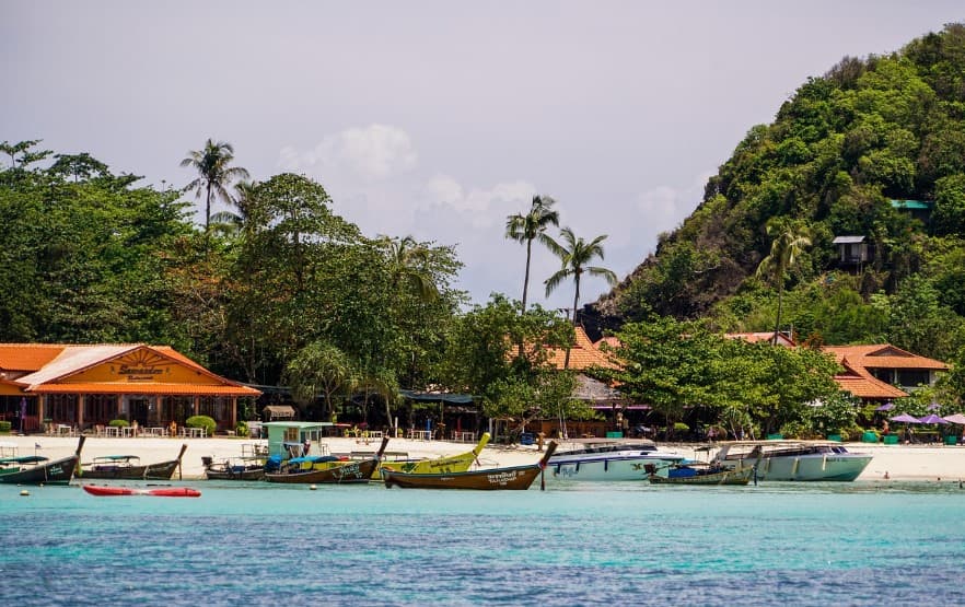 Питание на регулярных и чартерных рейсах — пляжный курорт, лодки у берега и море