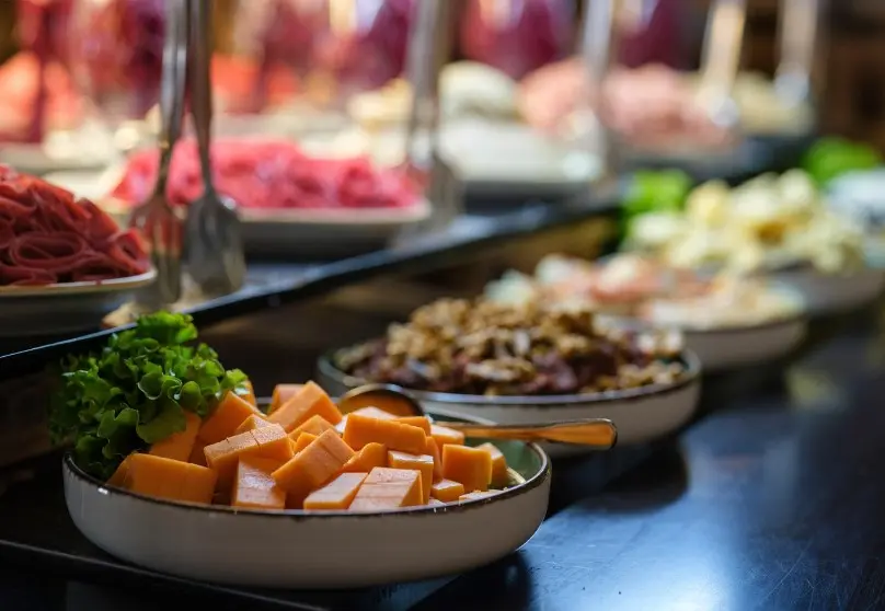 RO, BB, HB, FB, AI, UAI: что это значит и какой тип питания выбрать в туре — закуски и сыр на шведском столе в отеле