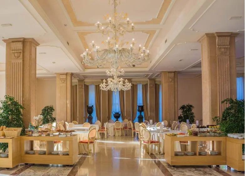 RO, BB, HB, FB, AI, UAI: что это значит и какой тип питания выбрать в туре — ресторан отеля со шведским столом и залом для приёмов пищи