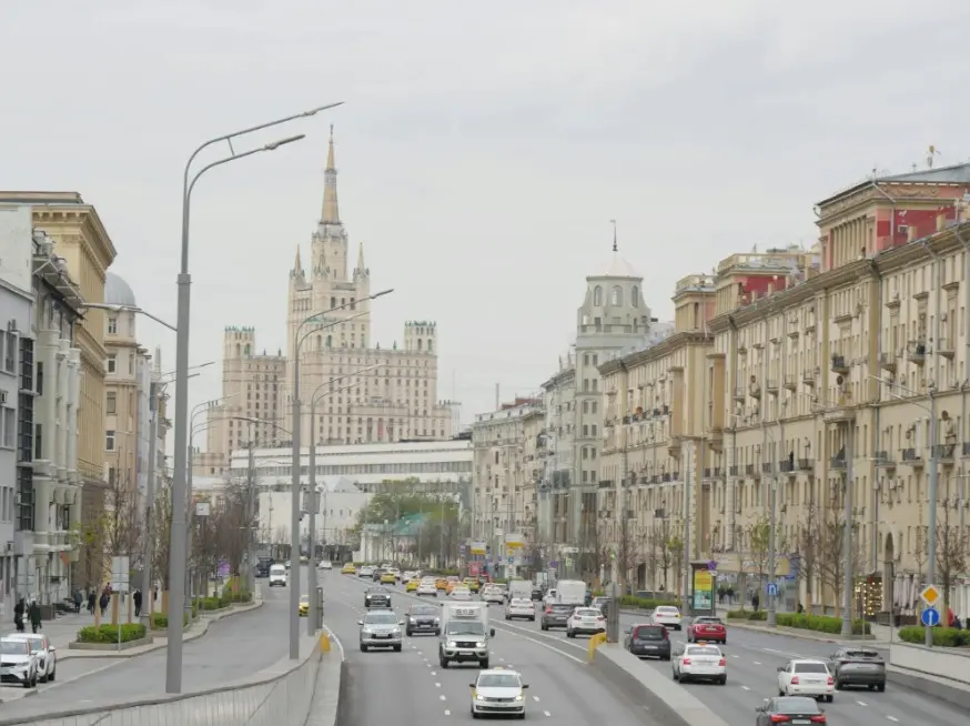 Романтические экскурсии для двоих в Москве: вид на широкую улицу и сталинскую высотку