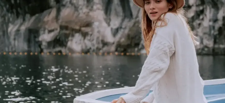 Романтические экскурсии для двоих: прогулка на лодке у скалистого берега