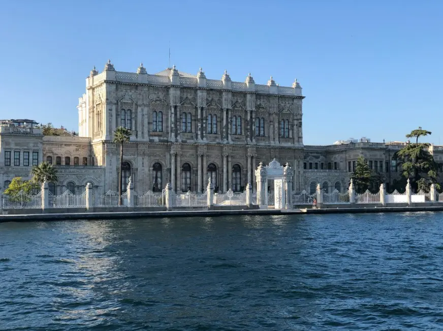 Романтические экскурсии для двоих: дворец на набережной у воды в солнечный день