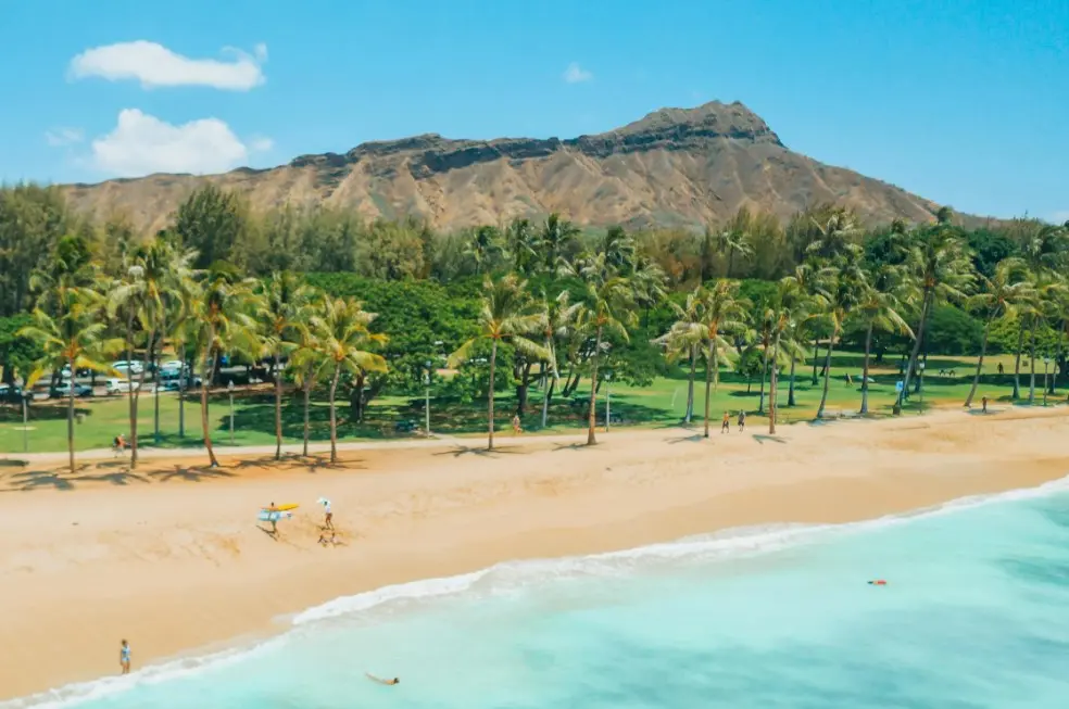 Романтические туры для двоих — пляж с пальмами, бирюзовое море и горы на фоне в солнечный день