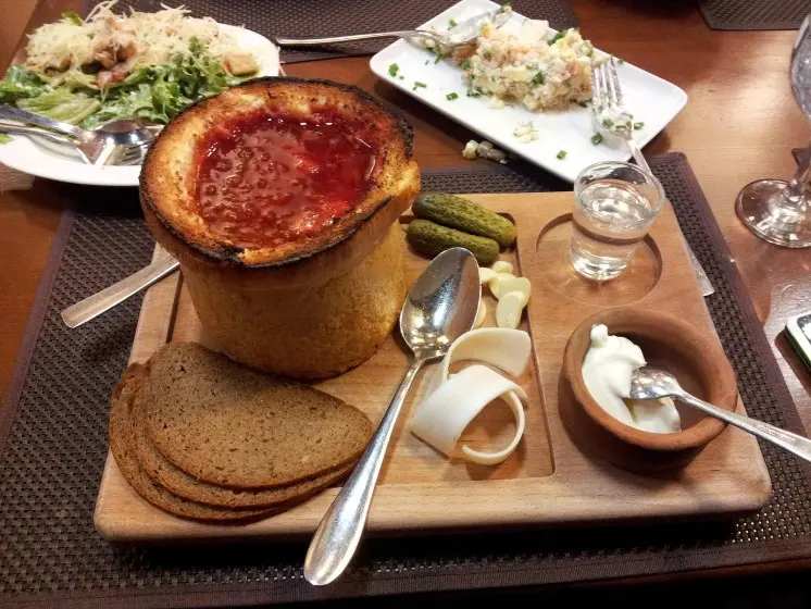 Самые интересные однодневные экскурсии в России: обед в кафе с борщом в хлебе, ржаным хлебом, соленьями и сметаной