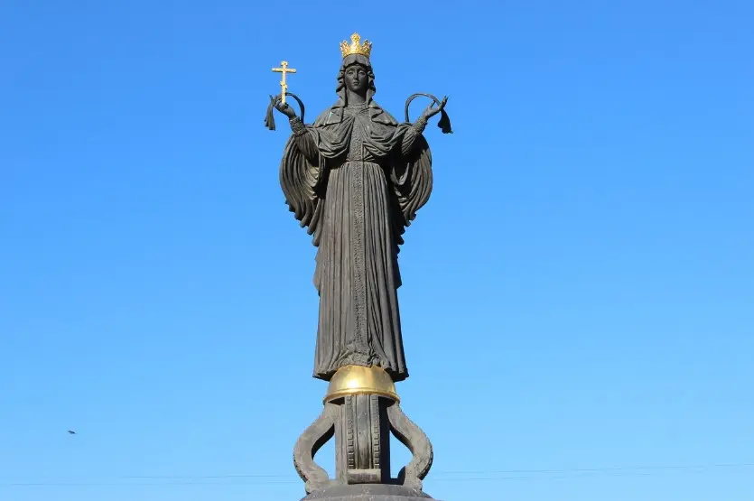 Сколько стоят экскурсии в России: памятник с фигурой в короне на фоне голубого неба